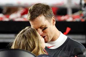 Том Брейди целува съпругата си Жизел Бюндхен след финала. Снимки: Ройтерс