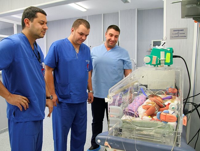В клиниката по детска хирургия на университетската болница “Св. Георги” в Пловдив се радват на младо попълнение лекари.