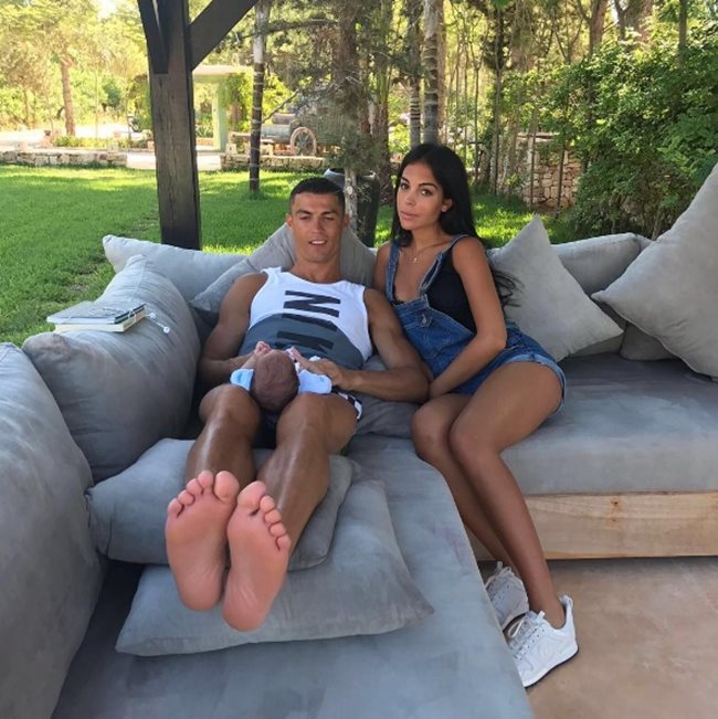 Футболистът качи снимка от лятната си ваканция, на която е с приятелката си Джорджина и едно от сурогатните близначета  СНИМКА : инстаграм