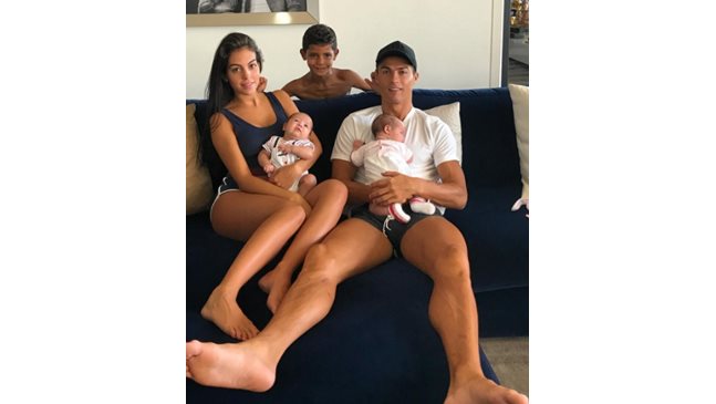 Семейното щастие на Роналдо - трите му деца и бременната му приятелка (Снимка)