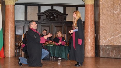 Магистър по реторика предложи брак на своя колежка в речта си към Софийския университет