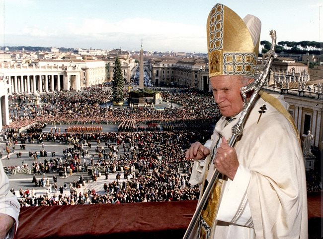 Папа Йоан Павел II за пръв път украсява коледно дърво на площад “Свети Петър”.  СНИМКА: РОЙТЕРС