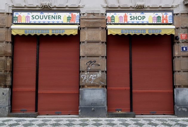 Много магазини в Прага са затворени заради кризата с коронавируса.
