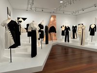 Модата на Ив Сен Лоран влиза в диалог с изкуството на Клаудия Визер