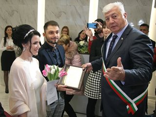 Заселници подмладиха сватбите в Пловдив - сега се женят родените между 1990 и 2000 г.