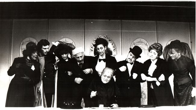 Славка Славова (седналата) в пиесата “Свекърва” заедно с куп актьори от Народния театър