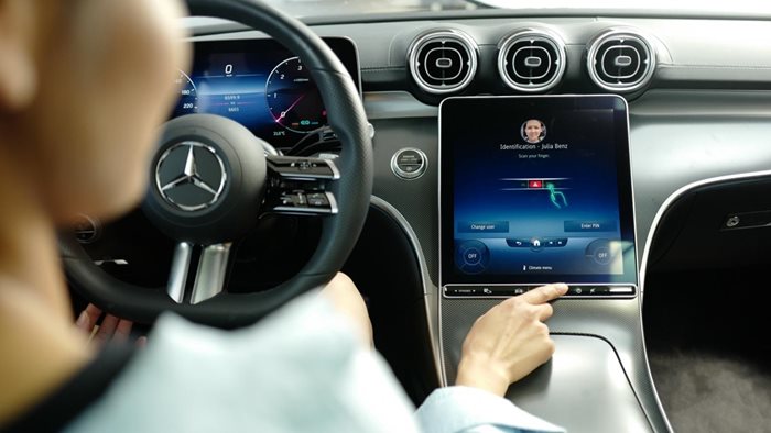 Mercedes вече предлага цялостно плащане в автомобила на бензиностанции с партньорите Visa и Mastercard. Снимка: Mercedes
