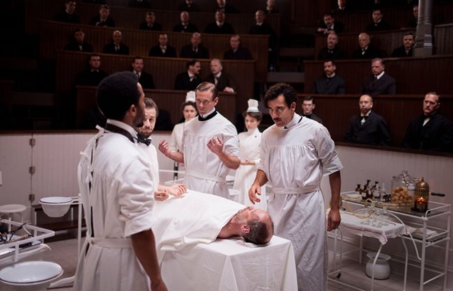 Клайв Оуен е д-р Такъри в десетсерийния The Knick на Стивън Содърбърг.