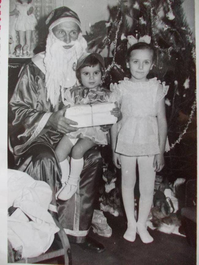 “И тогава скептична към панаирите на суетата”, написа под детската си снимка с Дядо Коледа Виолета Симеонова-Станичич, служител в Европарламента, бивш журналист.