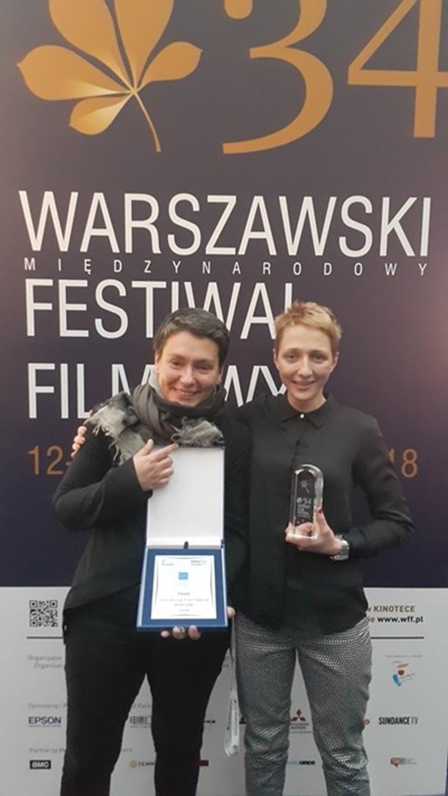 Мартина Апостолова и Надежда Косева с наградата от Варшава
