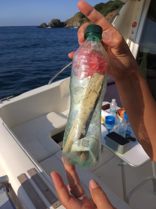 Малката бутилка е намерена от плажуващи край Приморско.  СНИМКИ: ФЕЙСБУК