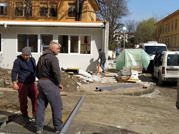 Работници, строителни материали и кал - така изглежда около новата лаборатория в Пловдив. Снимки: Авторът
