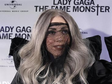 Lady GaGa разхвърля истински трупове по сцената