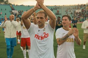 Стилиян Петров на "Мача на надеждата". Той е с тениска с надпис "С теб сме, Петьо" в подкрепа на легендарният футболист и треньор Петър Хубчев, който се бори с рака.