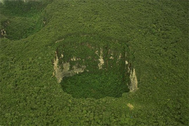 Кръглите дупки Симас се срещат само във Венецуела.