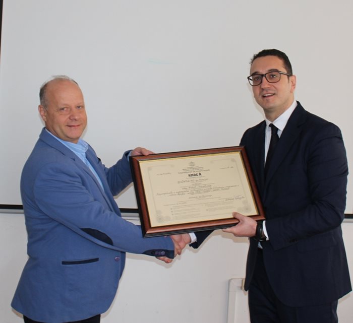 Собственикът на „Булфарма” д-р Михаил Тиков (вляво) получава сертификата от изпълнителния директор на Българската агенция за инвестиции Стамен Янев.