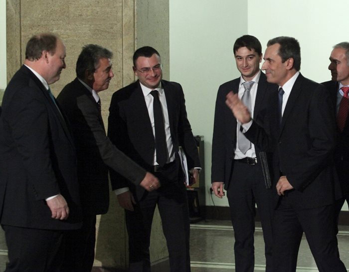 Премиерът Пламен Орешарски посреща президента на “Уестингхаус” Дани Родерик (първия вляво) в Министерския съвет. С него са тогавашните шефове на АЕЦ “Козлодуй” Иван Генов, на КЕВР Боян Боев и на БЕХ Иван Йончев.