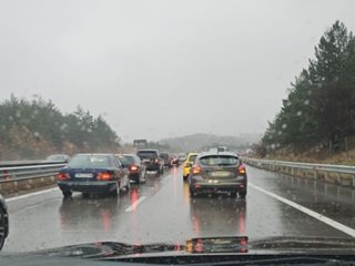 Километрично задръстване на магистрала "Тракия" в посока София заради лошото време (Обновена)