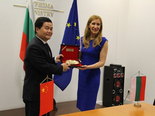 Ангелкова се срещна с новия посланик на Китай в България Н.Пр. Дун Сяодзюн