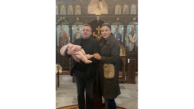 Николай Нанков и съпругата му Елена въведоха дъщеря си в църквата