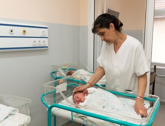 Старшата акушерка Диана Димитрова след извършен тоалет на новородено