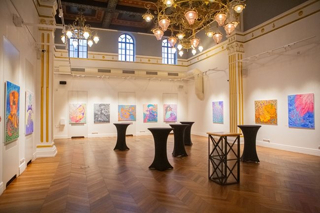 Красивите картини пейзажи на Йотова са наредени в изложбената зала на галерия "Виваком Оборище". Може да бъдат видени до 28 октомври 2023-а.