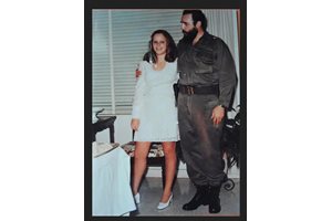 Алина Фернандес с баща си Фидел Кастро през 1973 г. на нейната първа сватба.