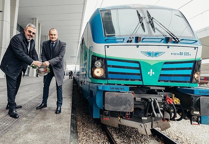 Любен Нанов (вляво), като директор на "БДЖ Пътнически превози", пуска в експлоатация един от новите локомотиви на "Сименс".