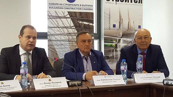 Шефът на пътната агенция Лазар Лазаров, председателят на Камарата на строителите Светослав Глосов и Симеон Пешов - почетен председател на камарата, обясняват за “Струма”.