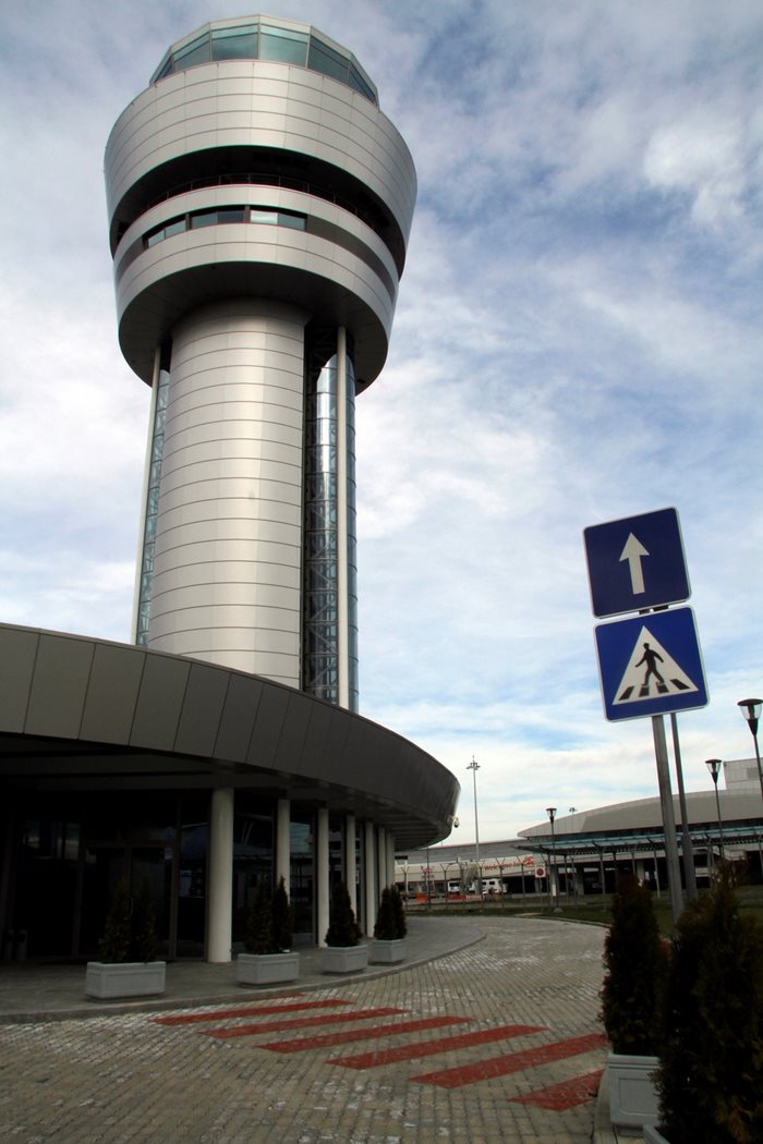 
Кулата на РВД на летището в София.

