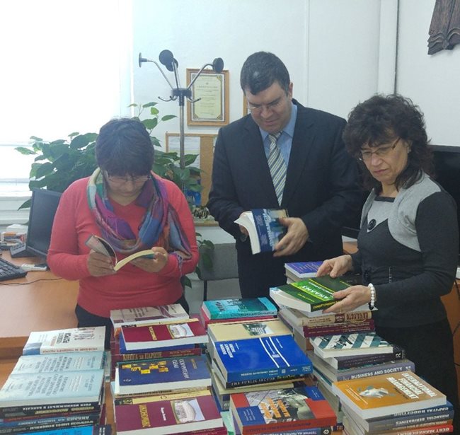 Проф.Андрей Захариев с уредниците на библиотеката