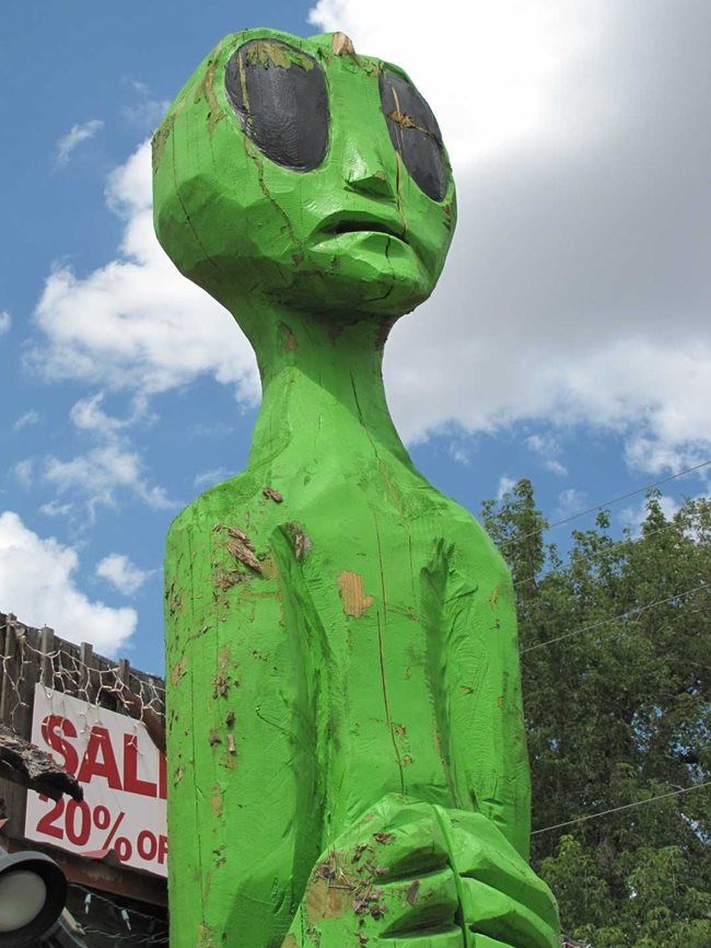 В градчето Руидозо, Ню Мексико, голямо “зелено човече” посреща любителите на НЛО.