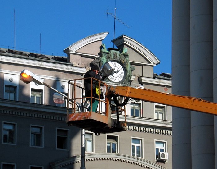 Работник сменя улична лампа в центъра на София.

СНИМКА: АРХИВ