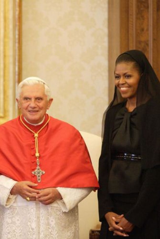 В Рим през 2009г. на срещата й с Папата във Ватикана.