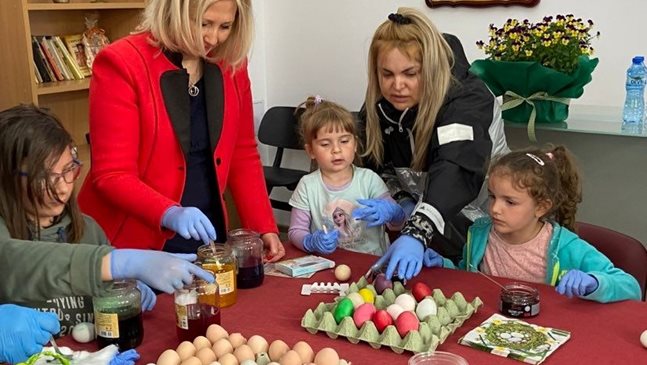 4-годишната Рая боядиса яйца за децата, които ще прекарат Великден в болниците (снимки)