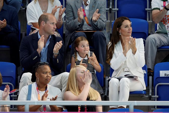 Принцеса Шарлот с родителите си принц Уилям и Кейт Мидълтън на състезание по плуване СНИМКИ: Ройтерс