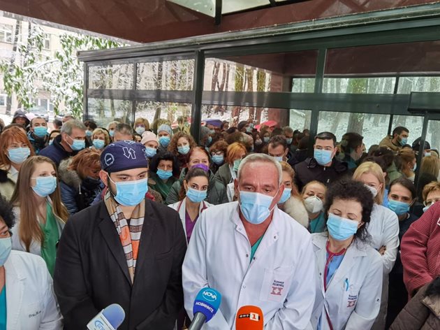 Лекари от болница “Лозенец” протестираха заедно с пациенти и студенти.