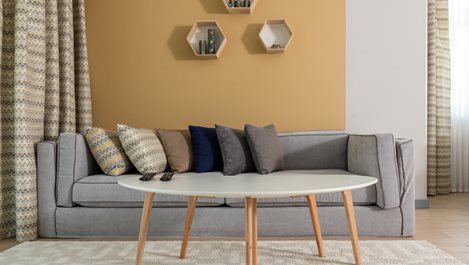 Сивият диван и правилният цвят за стените на хола