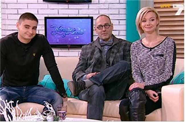 Любен Дилов с две от децата си.
Снимка: ТВ7