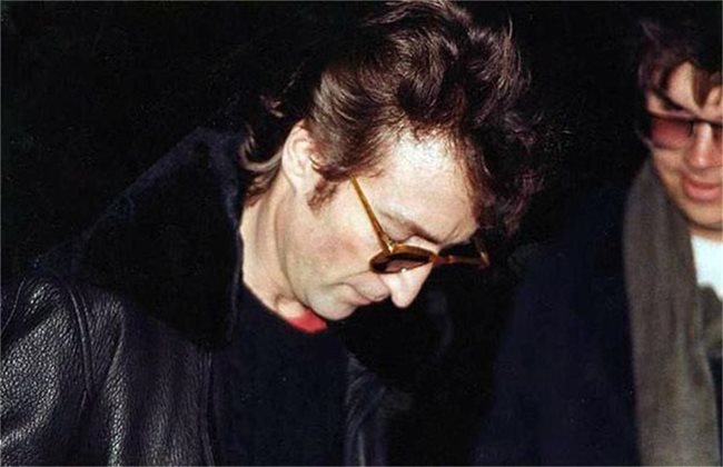 Мерзавецът Марк Дейвид Чапман иска автограф от Джон Ленън няколко часа преди да го застреля на осми декември 1980 година. Чапман остава в затвора и до днес, след като на седем пъти му е отказвано помилване. 