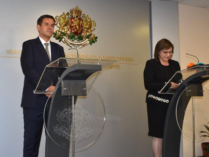Министър Никола Стоянов в деня на приемане на поста от Корнелия Нинова