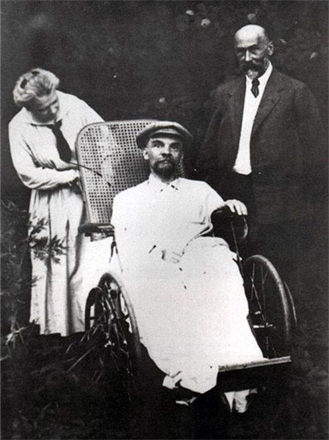 Лидерът на болшевишката революция Владимир Илич Ленин е заснет на 15 май 1923 година няколко месеца преди да умре на 53-годишна възраст. На фотографията Ленин вече е преживял три удара и е пълен инвалид.