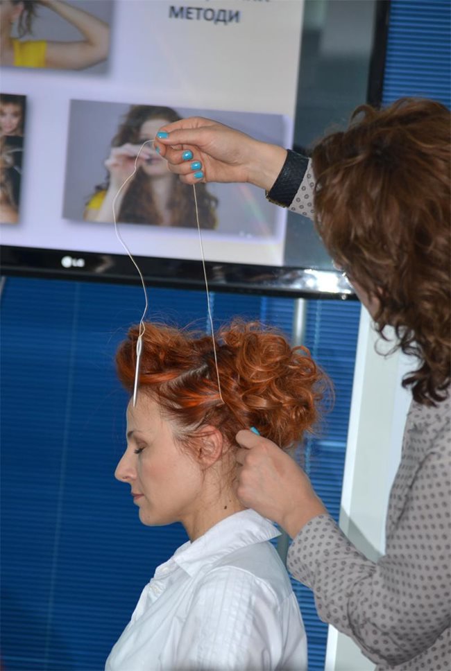 Невена Желева показва как се шие коса