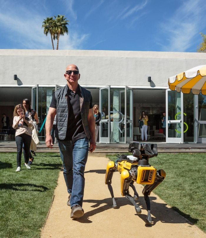 Милиардерът Джеф Безос извежда на разходка куче-робот СНИМКА: туитър//JeffBezos