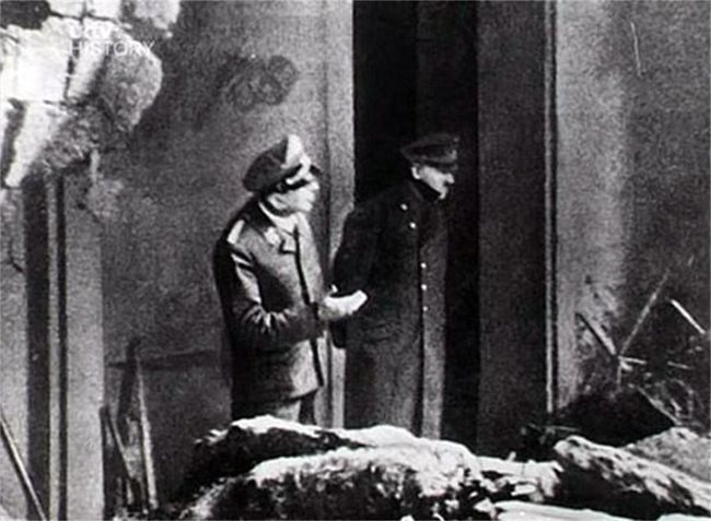 Тази снимка на отвратителния диктатор Адолф Хитлер е направена пред бункера му в Берлин два дена преди да направи услуга на света и да се самоубие на 30 април 1945 година.