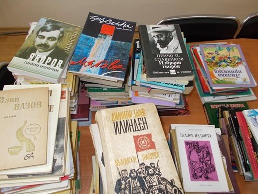 150 книги от Добруджа тръгнаха за неделните бг училища в Чикаго