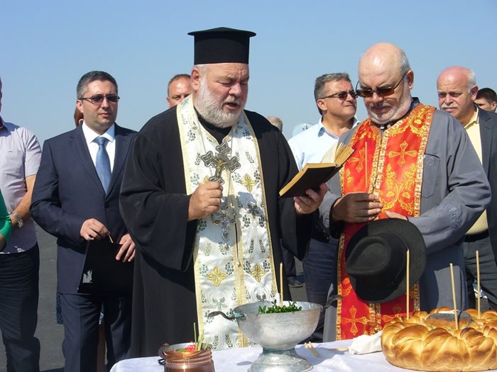 Свещеници от Чирпан отслужиха водосвет при откриването на разширението на пътен възел "Плодовитово". Вляво зад тях е министърът на регионалното развитие и благоустройството Николай Ненков.