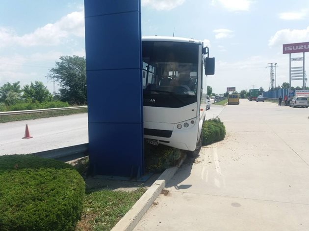 Катастрофиралият автобус край Пловдив. Снимка: 24 часа