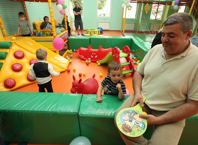 Не само децата, но и родителите се забавляваха на празника.