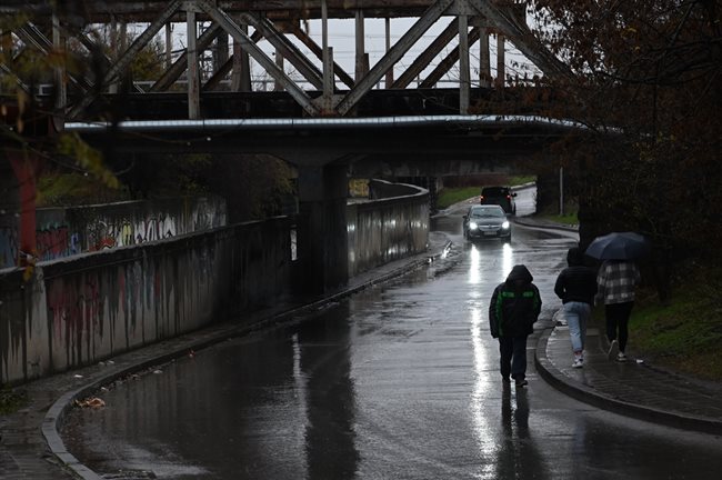 Това е тъмният вход към “Христо Ботев” под железопътния мост. Но оттам влизат и излизат светли хора.

СНИМКА: ЙОРДАН
СИМЕОНОВ